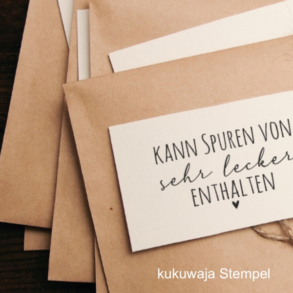 Textstempel Kann Spuren von sehr lecker enthalten Text (3-Zeiler)